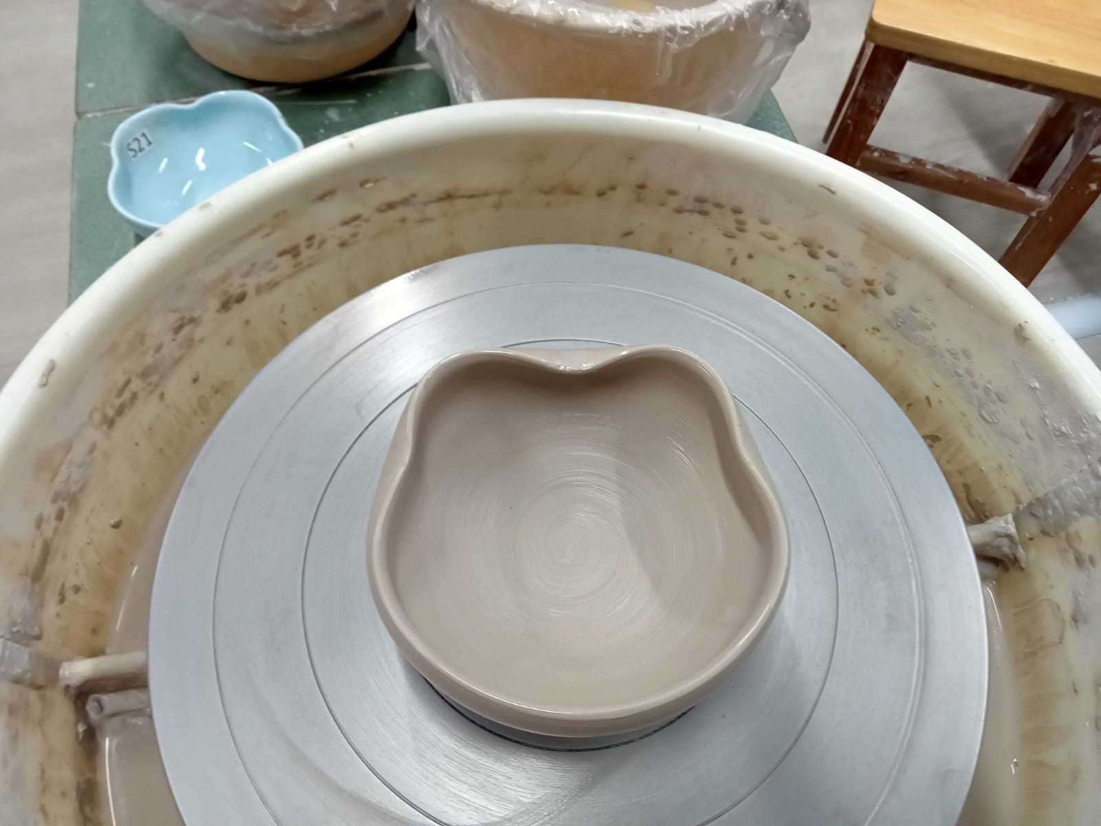 2 hours x 1 pax ( Pottery making + Pottery painting )
